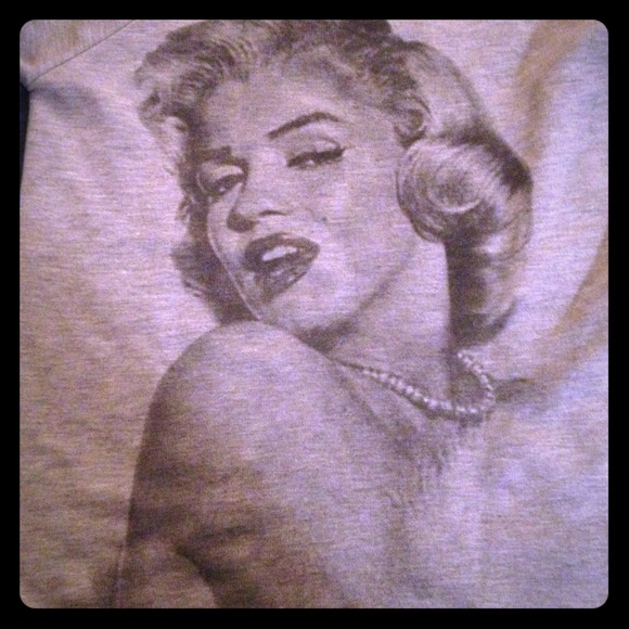 Marilyn Monroe of the shoulder top