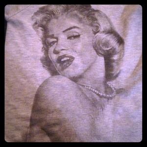 Marilyn Monroe of the shoulder top