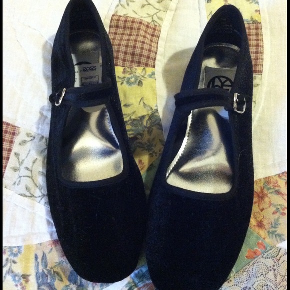 ******SOLD*******Velvet Mary Jane shoes NWT size 8 - Picture 1 of 4