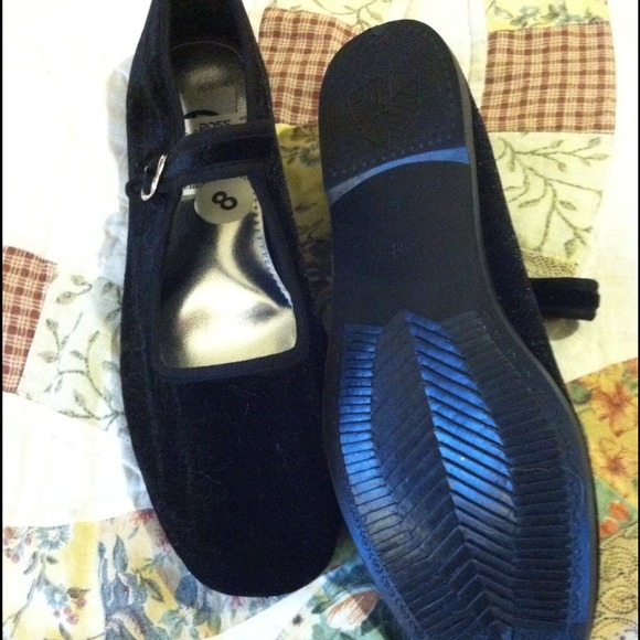 ******SOLD*******Velvet Mary Jane shoes NWT size 8 - Picture 2 of 4