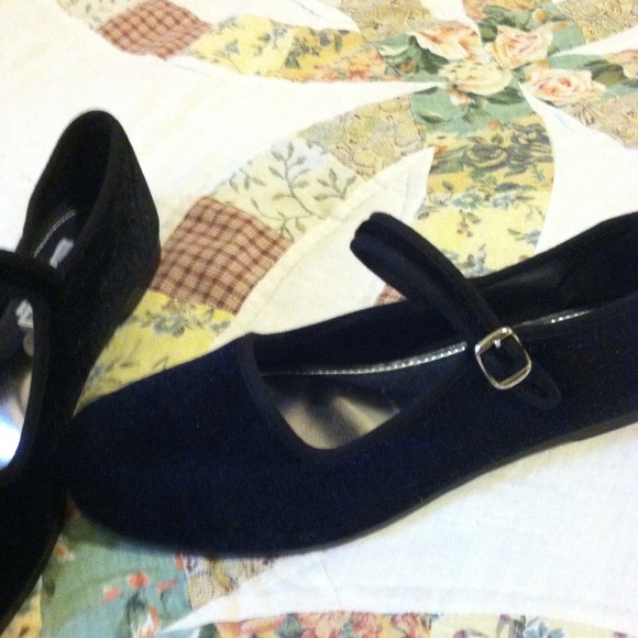 ******SOLD*******Velvet Mary Jane shoes NWT size 8 - Picture 3 of 4