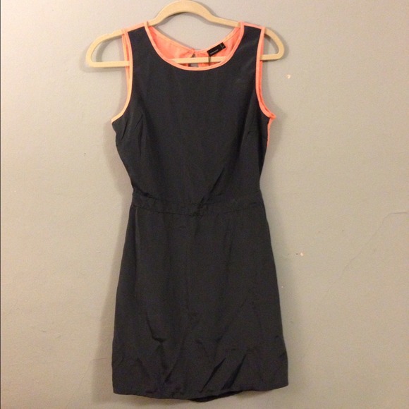 Vero Moda Dresses & Skirts - Contrast Open Back Dress