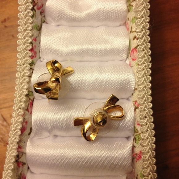 Kate Spade gold bow earings. - Picture 3 of 3