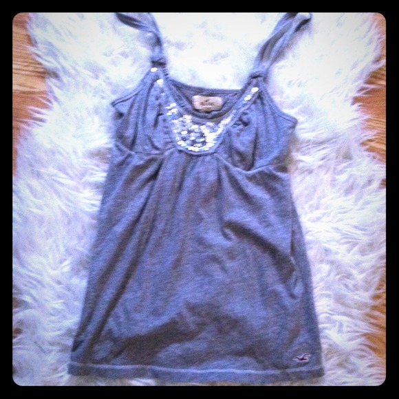 Grey hollister tank.