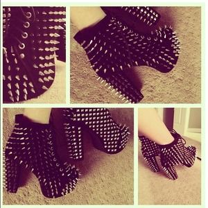 ❌SOLD❌ Black suede all over spiked lita !