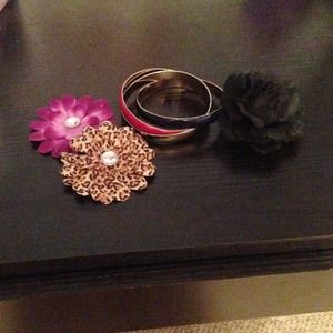 Connected bracelets and three flowers for hair.