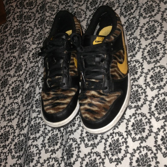 💲✂Animal print Nikes sz 6Y minor wear