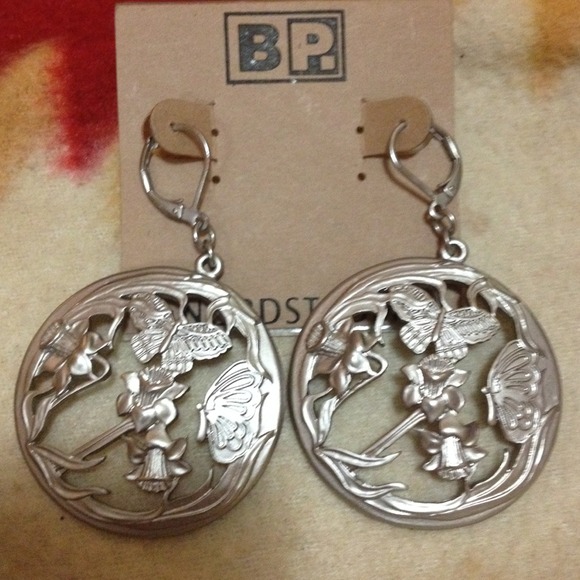 FREE Earrings. If u buy 2 or more items.