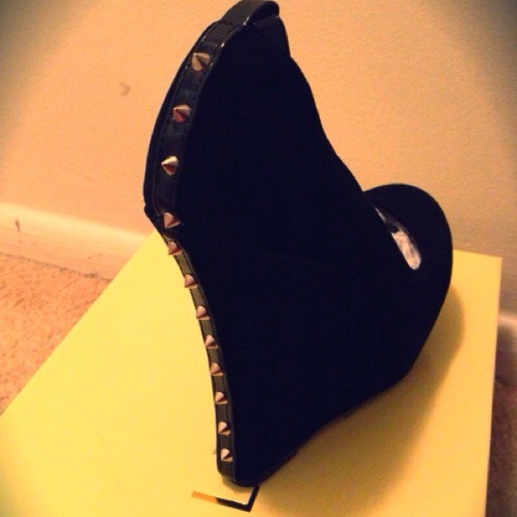 Black Wedge