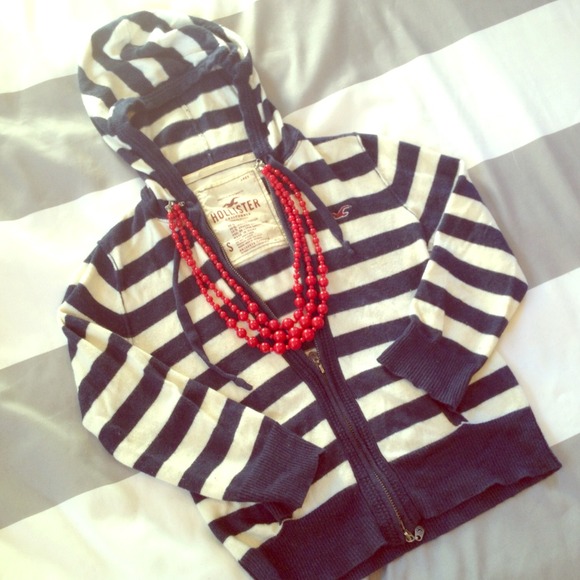❌SOLD❌Hollister navy+white stripe cropped hoodie