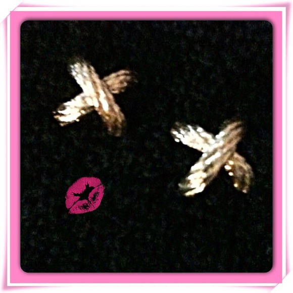 Jewelry - SOLD💋"X" FOR HUGS💋