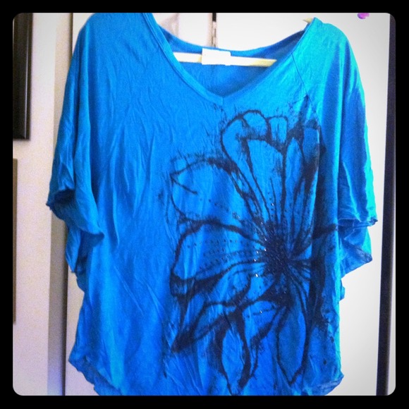 Flutter sleeve turquoise top w/black beaded flower