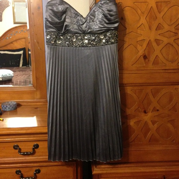 Party dress 🎉🎉🎉🎉 - Picture 1 of 2