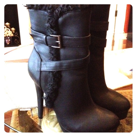 Low buckled boots 5inch with black faux fur. Size7