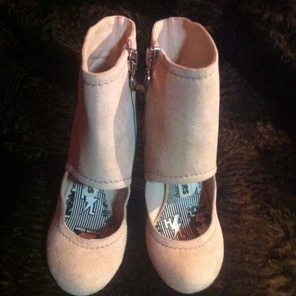Harajuku Lovers Shoes - HOST PICK Harajuku Lovers sz 7 on sale! ❤️