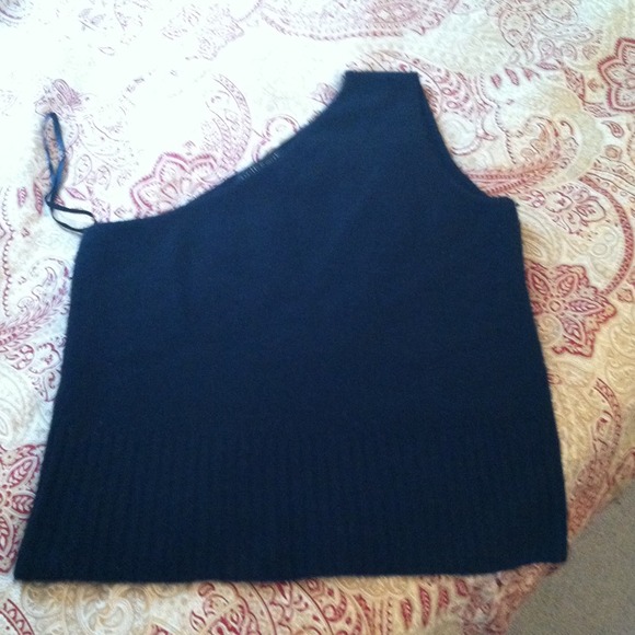 One shoulder top
