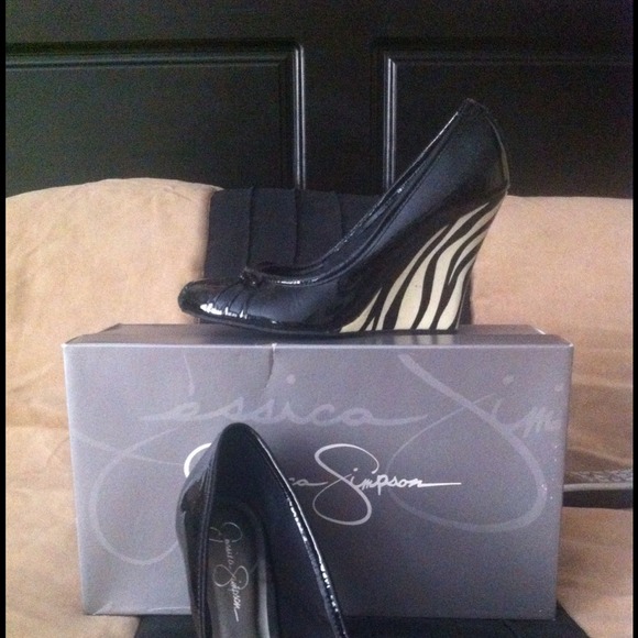 Jessica Simpson zebra wedge 👠