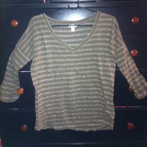 Barely worn 3/4 sleeve light weight sweater!