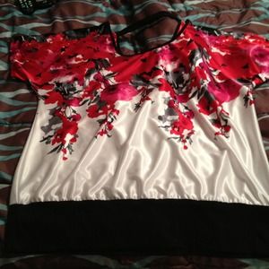 🔴Reduced!🔴Satin floral print top. Beautiful!