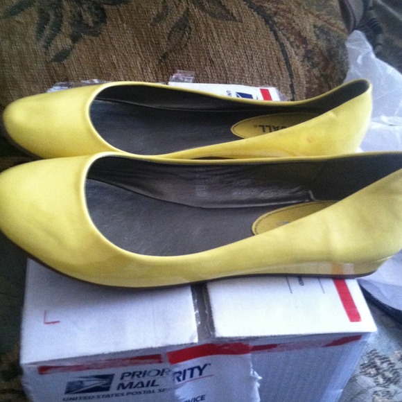 😃Sold to @divagirl2😄 yellow flats