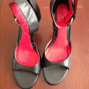 Size 7 Chinese Laundry heels like new.