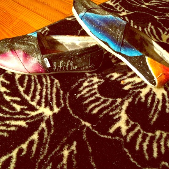 TOMS- custom painted galaxy with quote "let it be"