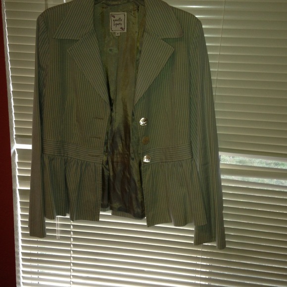 Cute little blazer, in great condition.