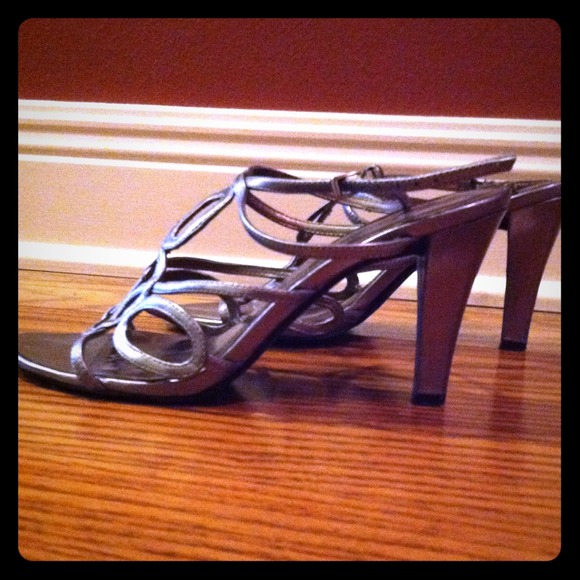 📌Bundled📌Super cute silver heels