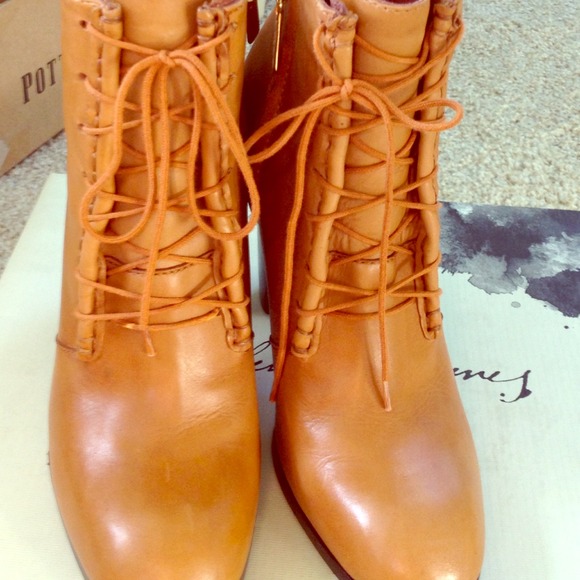 Sold Elizabeth and James Camel Lace-up bootie