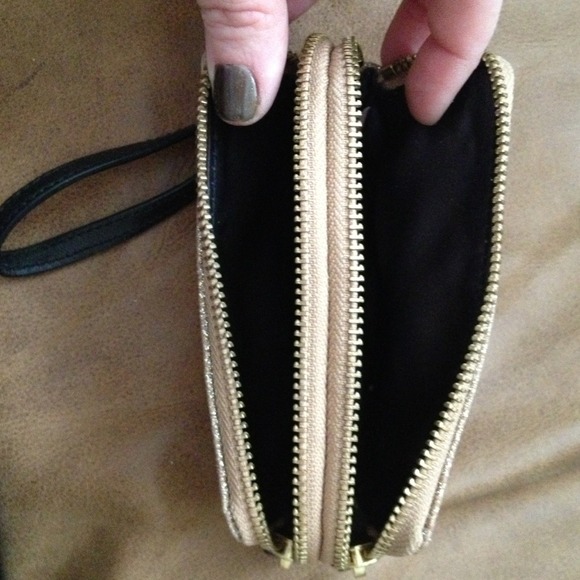 🎉🎉Host Pick🎉🎉Juicy Couture wristlet - Picture 2 of 3