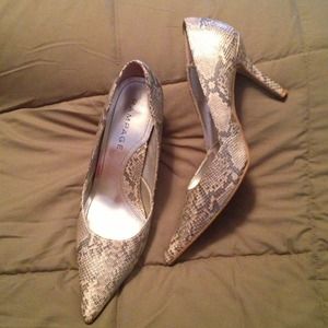 💥Sale💥Worn twice. Silver snakeskin look pumps.