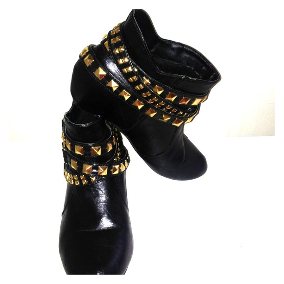 BOOTIES! (Black with gold studs)