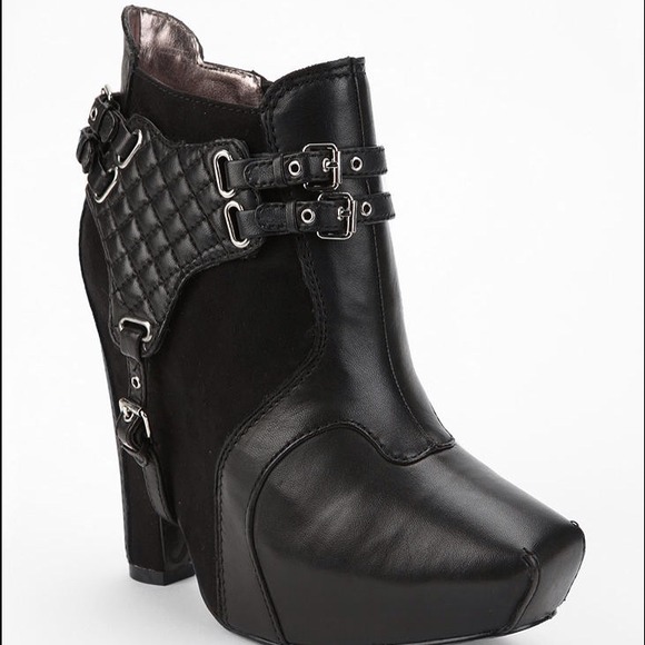 HELP! NEED THESE IN A size 8 !!!💥💥💥💥💥💥💥💥