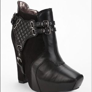 HELP! NEED THESE IN A size 8 !!!💥💥💥💥💥💥💥💥
