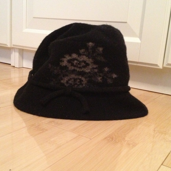 Black knitted hat with tie