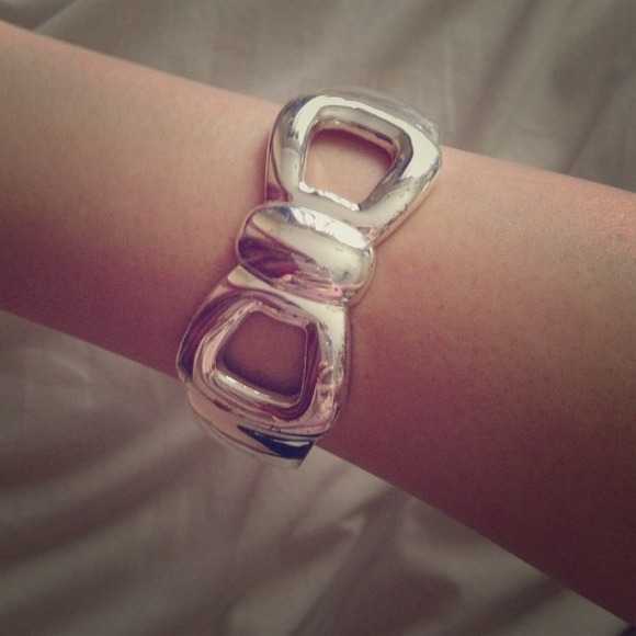 Bow-shaped Bracelet