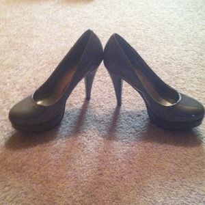 **Reserved** Grey heels