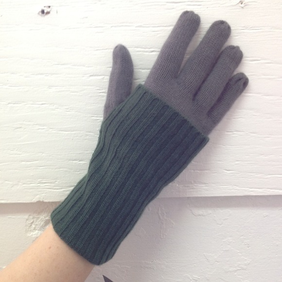 Yarnz 100 % cashmere gloves nwt.