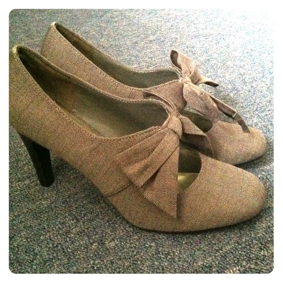 Adorable pumps with bows - never worn! Size 9.5