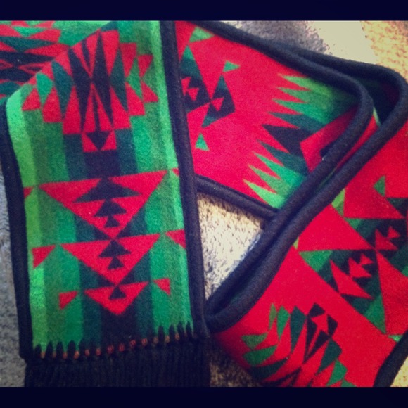 SOLD - Pendleton wool scarf in red and green