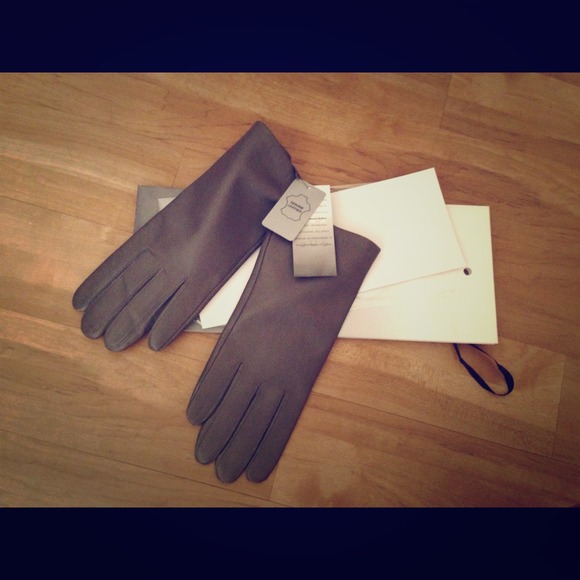 NWT Charcoal color 100% Genuine Leather Gloves