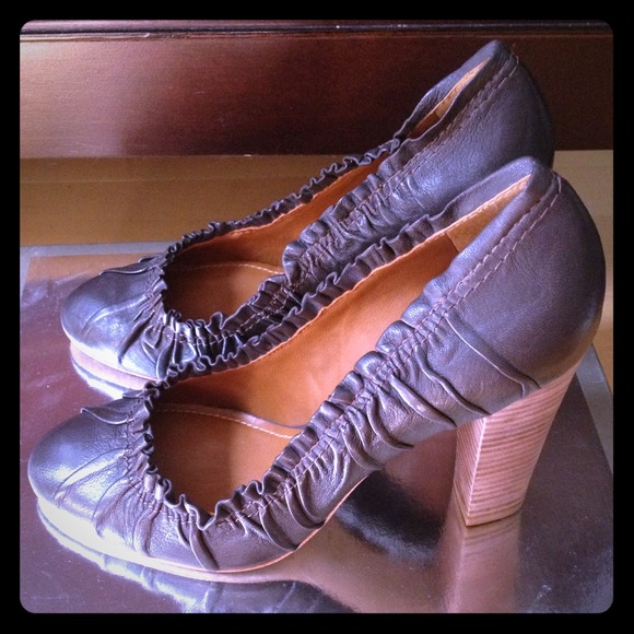 BCBG MAX AZRIA LEATHER PUMPS