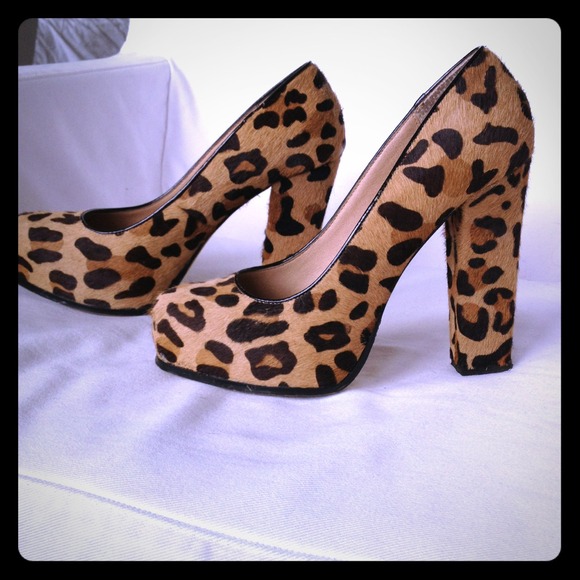 ******SOLD********Steve Madden Leopard Heels!