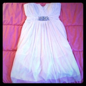 ❌Traded❌White strapless cocktail drees