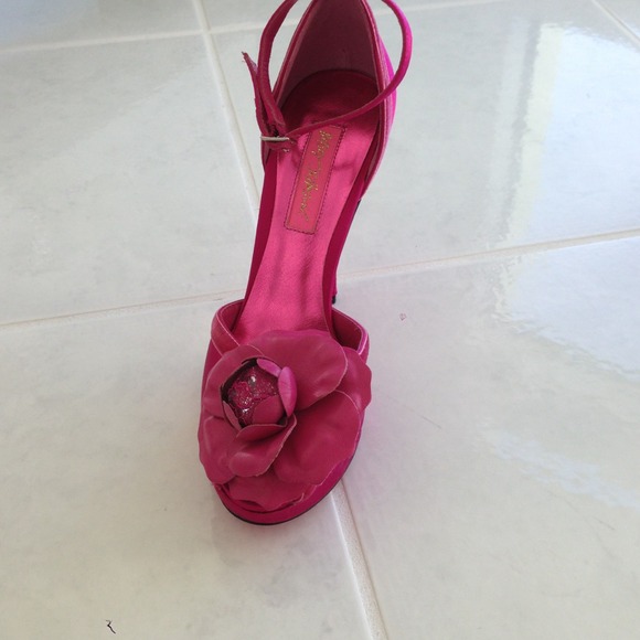 Brand New never Worn Betsey Johnson Silk Platform - Picture 3 of 4