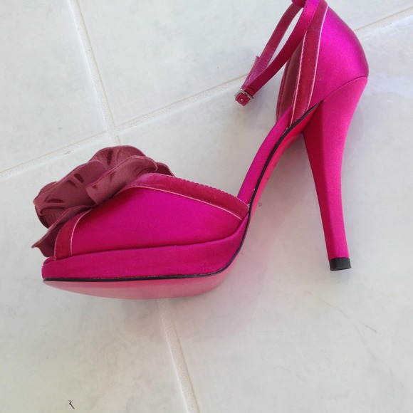 Brand New never Worn Betsey Johnson Silk Platform - Picture 4 of 4