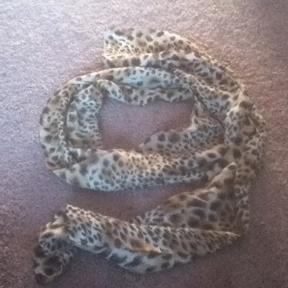 Leopard scarf. - Picture 2 of 2