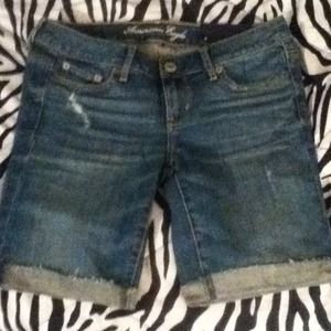 Size 4 NWT American Eagle capri-shorts