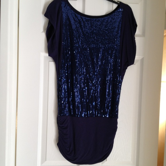 ❤Hold❤Blue sequins tunic awesome condition!