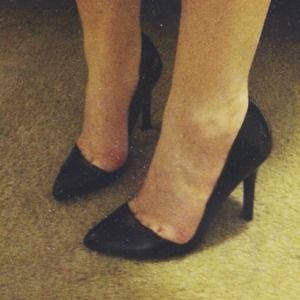 Black pumps
